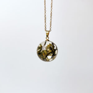 naszyjnik - kula z zielonymi gałązkami