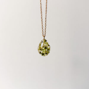 naszyjnik - łezka z leśną zielenią mchu i paproci