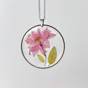 naszyjnik z dużym różowym kwiatem
