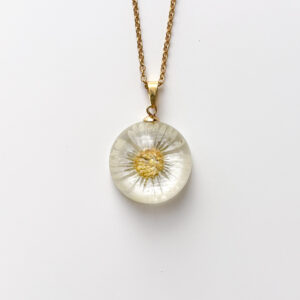 naszyjnik - półkula z całą stokrotką