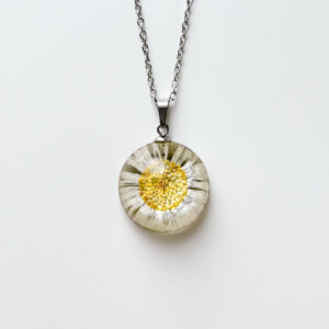 naszyjnik - półkula z całą stokrotką