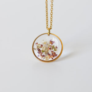 naszyjnik - koło z koronkowymi, fioletowymi roślinami