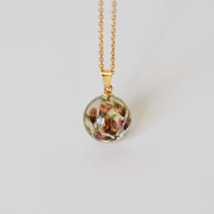 naszyjnik - cukiereczek z ciemnoczerwonymi kwiatami