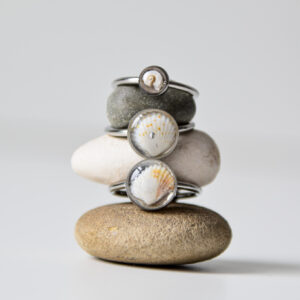 pierścionki jasne srebrne, różne wzory (kolekcja Przepływ z muszelkami)