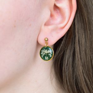 kolczyki z białymi kwiatami na zielonym tle