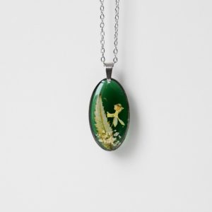 naszyjnik - zielony owal z liściem i jasnymi kwiatami