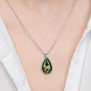 naszyjnik - zielona łezka z białym kwiatem i trawą