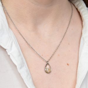 naszyjnik - mała łezka z bardzo jasnym fioletem