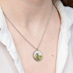 naszyjnik - białe koło z kolorową łąką