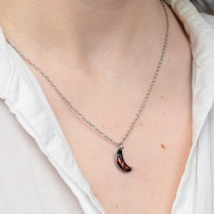 naszyjnik - czarny księżyc z różowymi roślinami