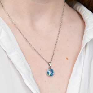 naszyjnik - cukiereczek z niebieskimi kwiatami na białym tle