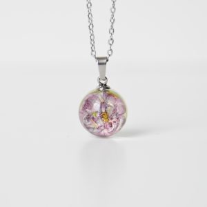 naszyjnik - cukiereczek z fioletowym kwiatem