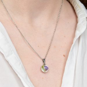 naszyjnik - cukiereczek z fioletem i zielenią na białym tle