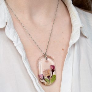 naszyjnik z fioletowo-różowymi kwiatami i liśćmi