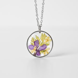 naszyjnik - kompozycja z fioletowym kwiatem