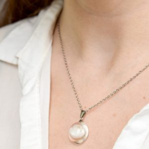 naszyjnik - cukiereczek z białą muszlą ślimaka