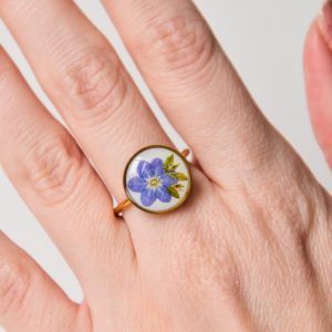 pierścionek- kompozycja z niezapominajką