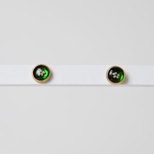 Sztyfty z białym kwiatkiem na zielonym tle (mniejsze)