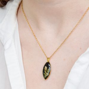 naszyjnik - czarne oko z jasnymi roślinami