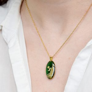 naszyjnik - zielony owal z jasnymi roślinami