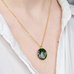 naszyjnik - zielone koło z białym kwiatem