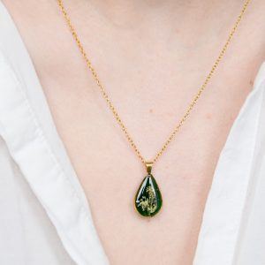 naszyjnik - zielona łezka z kwiatem i trawą
