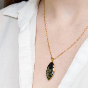 naszyjnik - czarne oko z niebieskimi kwiatami i zielenią