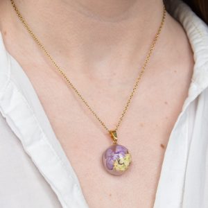 naszyjnik - półkula z fioletowo-żółtymi kwiatami