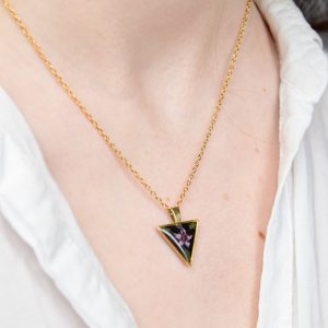 naszyjnik - czarny trójkąt z fioletowym kwiatem i zielenią