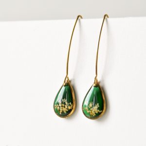 kolczyki - eleganckie, drobne łezki z zielenią i jasnymi kwiatami