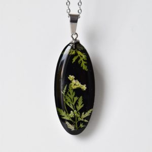 naszyjnik - jasny kwiat i zieleń w podłużnej, czarnej zawieszce