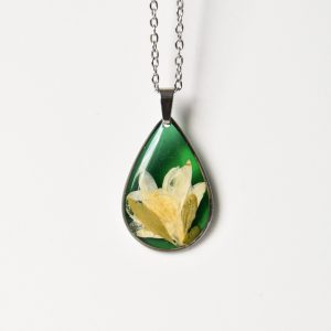 naszyjnik - biały kwiat w zielonej łezce