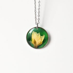 naszyjnik - biały kwiat w zielonym kole