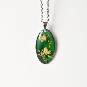 naszyjnik - zielony owal z kwiatową kompozycją