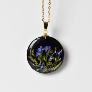 naszyjnik - łąka z niezapominajkami na czarnym tle