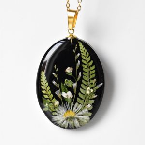naszyjnik - zielono-biała kompozycja z paprocią i stokrotką