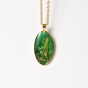 naszyjnik - kompozycja z paprocią i białymi kwiatami