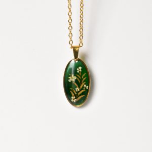 naszyjnik - gałązka z białymi kwiatami na zielonym tle