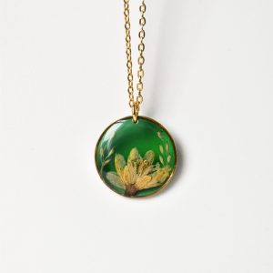 naszyjnik - jasny kwiat i drobna zieleń