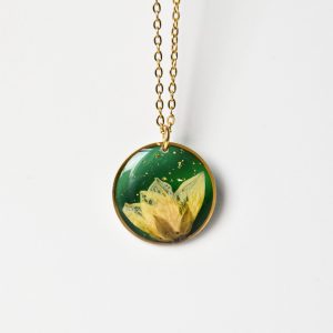 naszyjnik - biały kwiat w zielonym kole