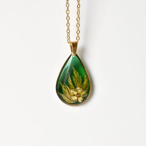 naszyjnik - delikatne kwiaty w zielonej łezce