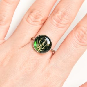 pierścionek - zbożowe źdźbła na zielonym tle