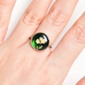 pierścionek - biały kwiat i listki na zielonym tle