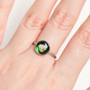 pierścionek - biała gipsówka na zielonym tle