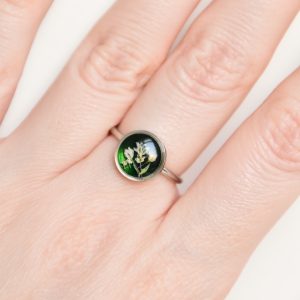 pierścionek - jasna łąka na zielonym tle