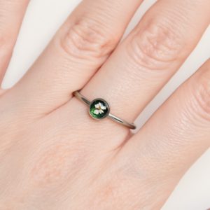 pierścionek - małe zielone oczko z białym kwiatkiem