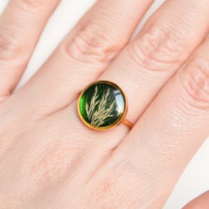 pierścionek - zbożowe źdźbła na zielonym tle