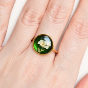 pierścionek - biały kwiat i listki na zielonym tle