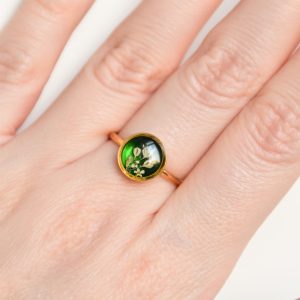 pierścionek - jasna łąka na zielonym tle