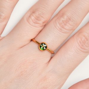 pierścionek - dzika marchew na zielonym tle